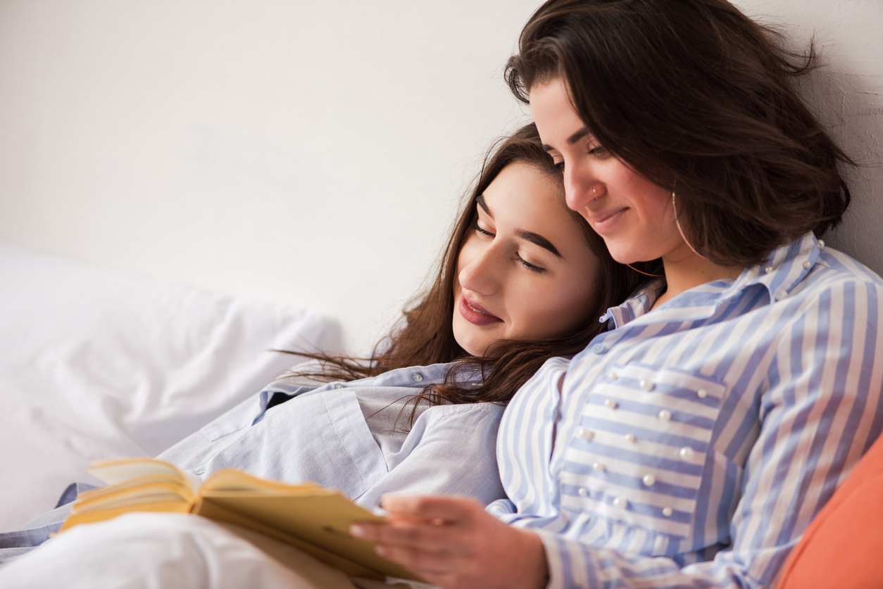 Two-women-in-bed
